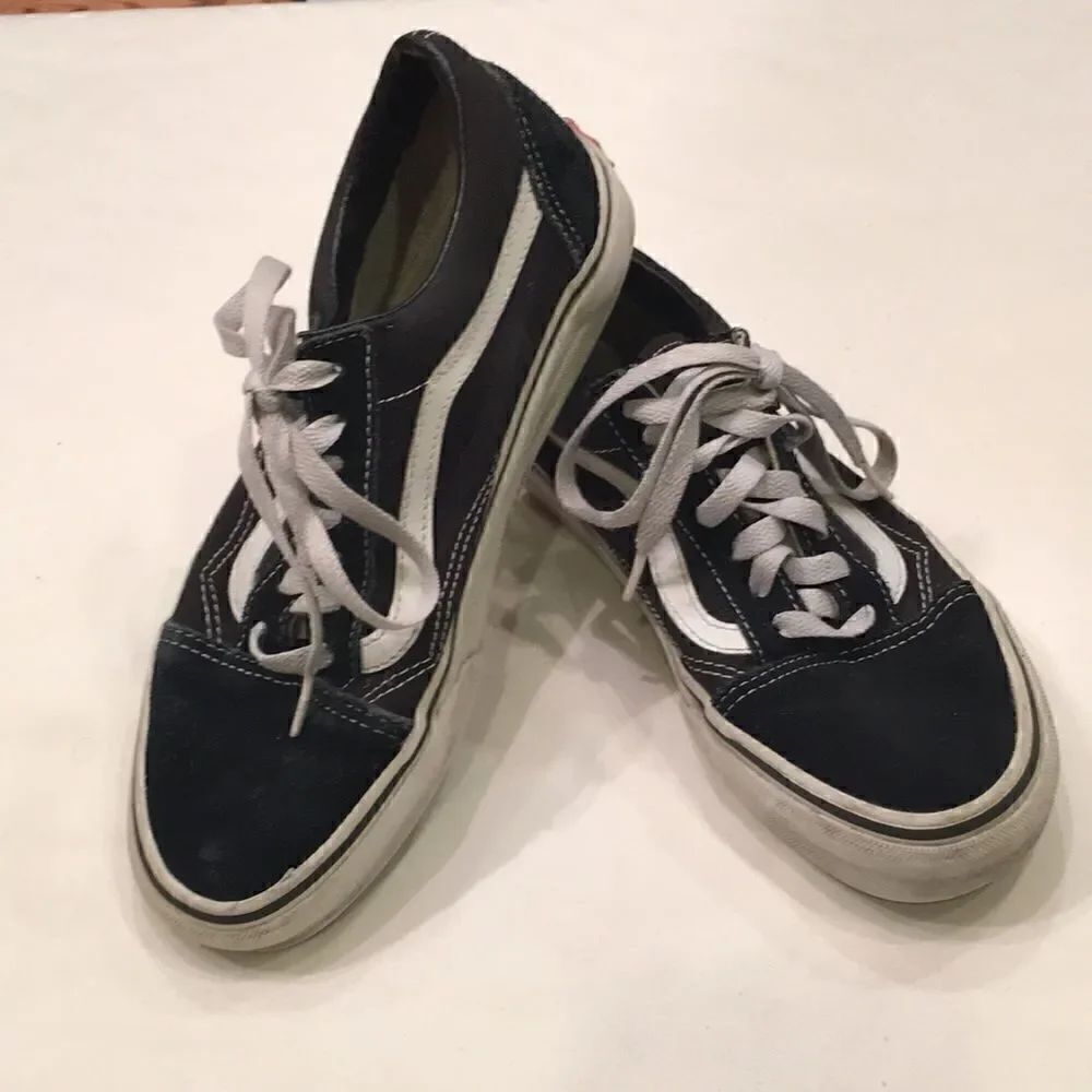 Vans Off the Wall size 6 men 7.5 women black with white trim laces